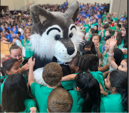 Students in House wonder hug Howler after being crowned champions!