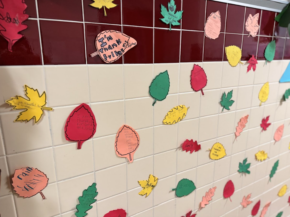 More leaves, one stating "I'm thankful for my sisters"