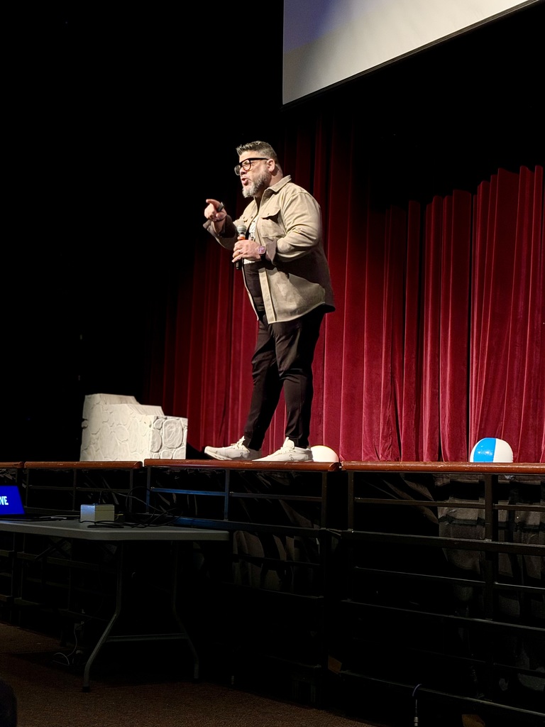Keynote speaker from Jostens, Mr. Carlos Ojeda, Jr. (Chu), speaks with students during the Leadership Conference.
