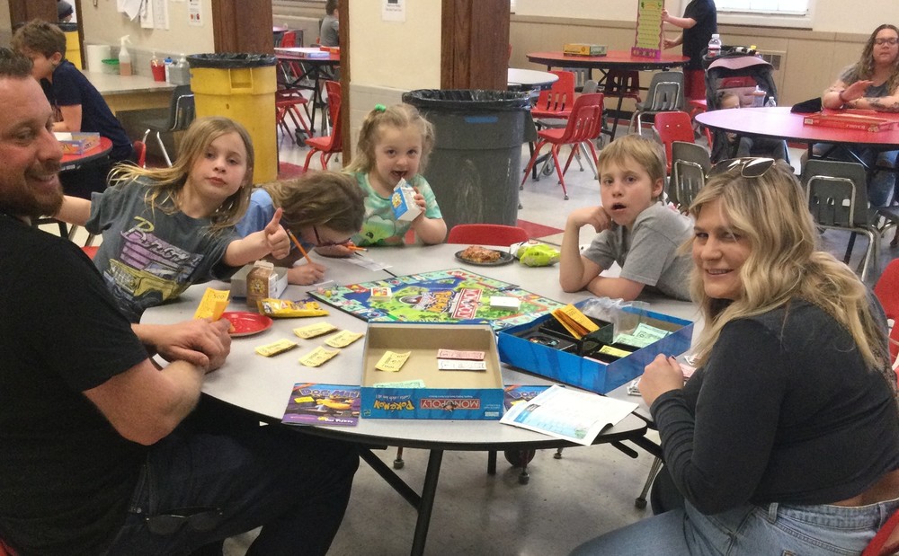 Family enjoys board game.