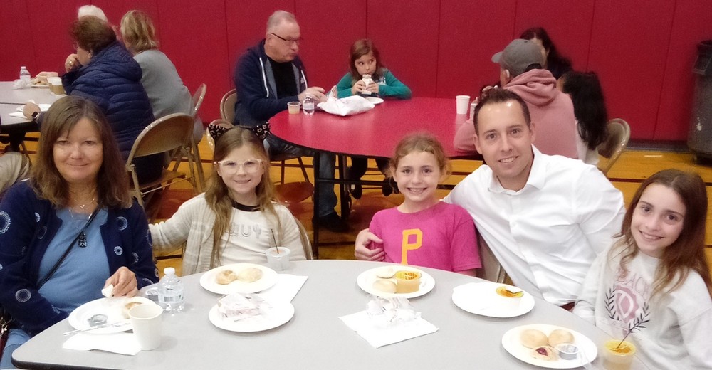 Students enjoy refreshments with their guests.