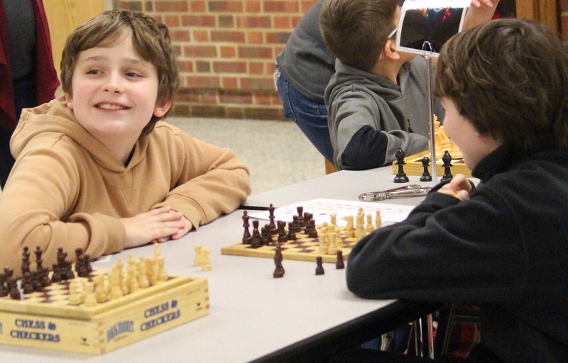 Students play chess.