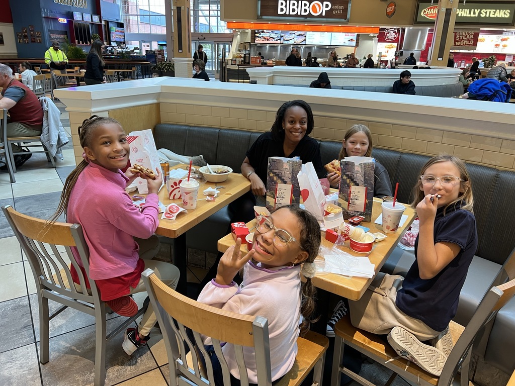 students eating lunch