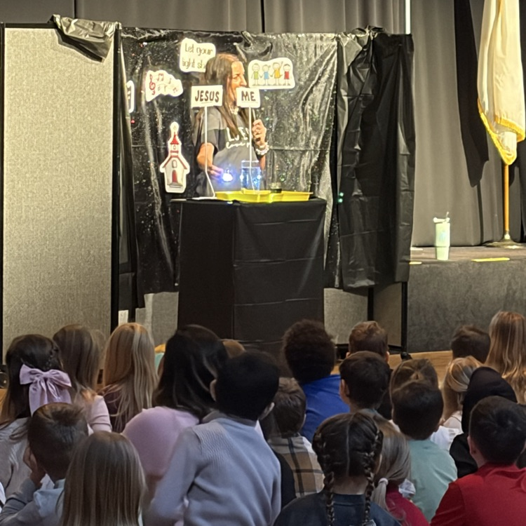 preschool teacher sharing about the light of Jesus