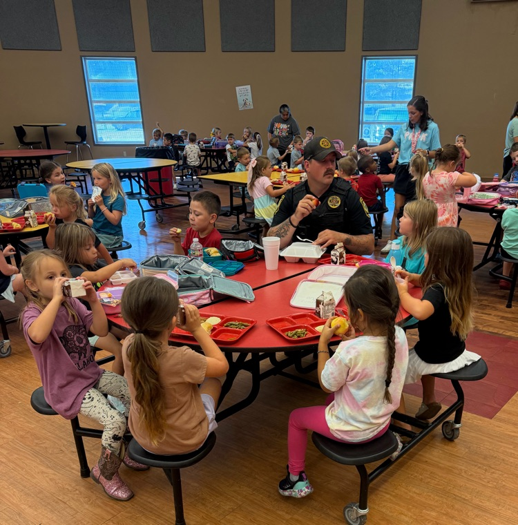 SRO eating lunch with students