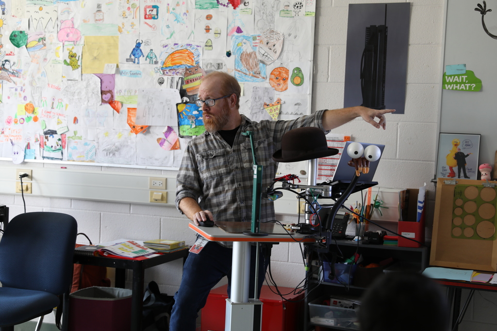 This week, we’re shining a light on Mr. Adam Sanford’s classroom at Park Creek School! His students have been exploring digital landscapes, focusing on creating light-to-dark layers to bring depth into their work. 