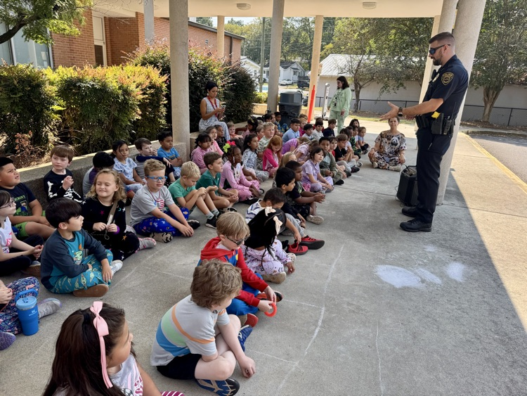 Officer Warren talking to 1st Grade 
