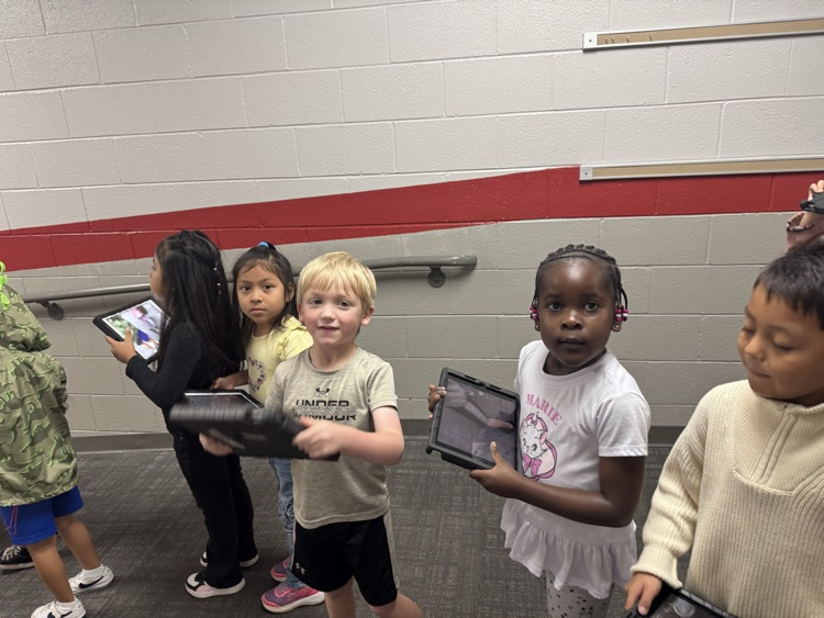 kindergarten students with iPad 