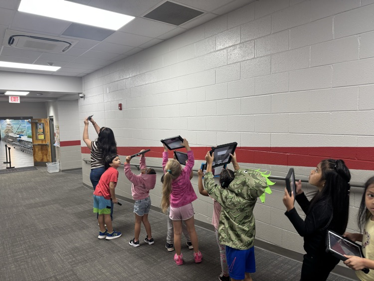 kindergarten students with iPad