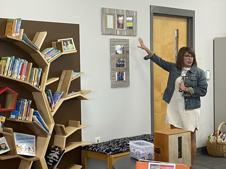students in library 