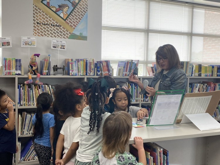 students in library 