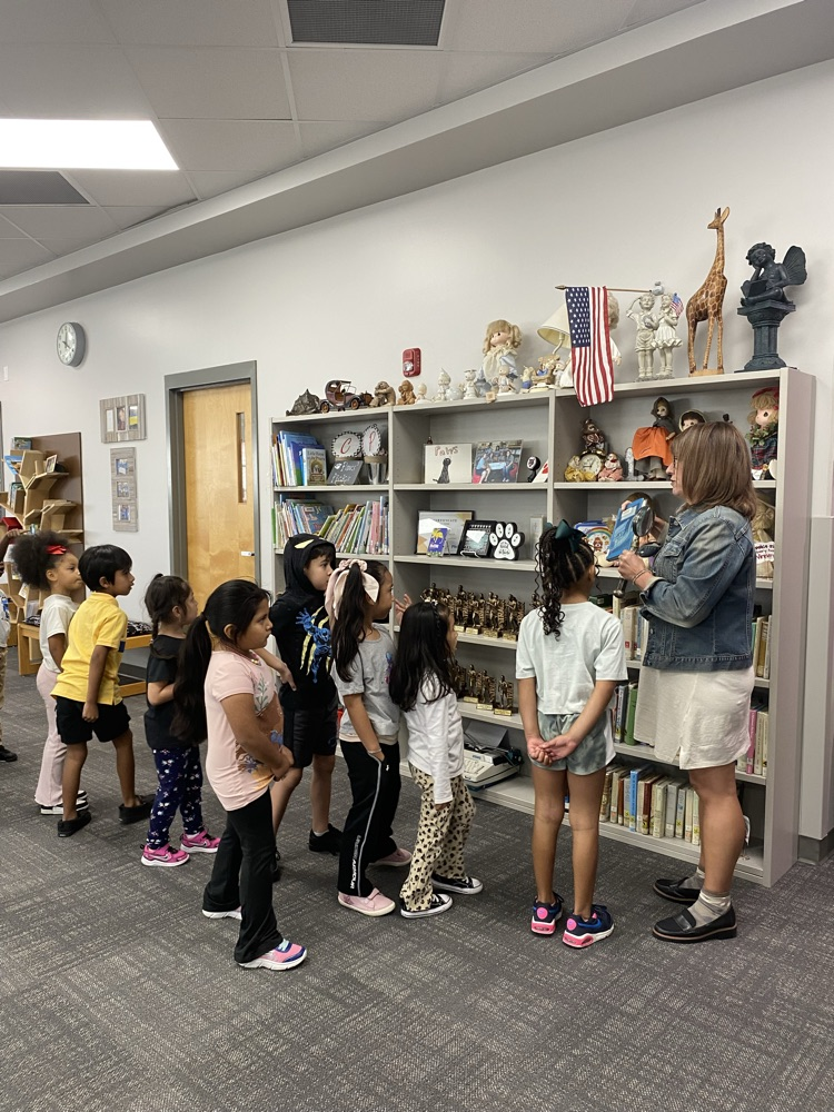 students in library 