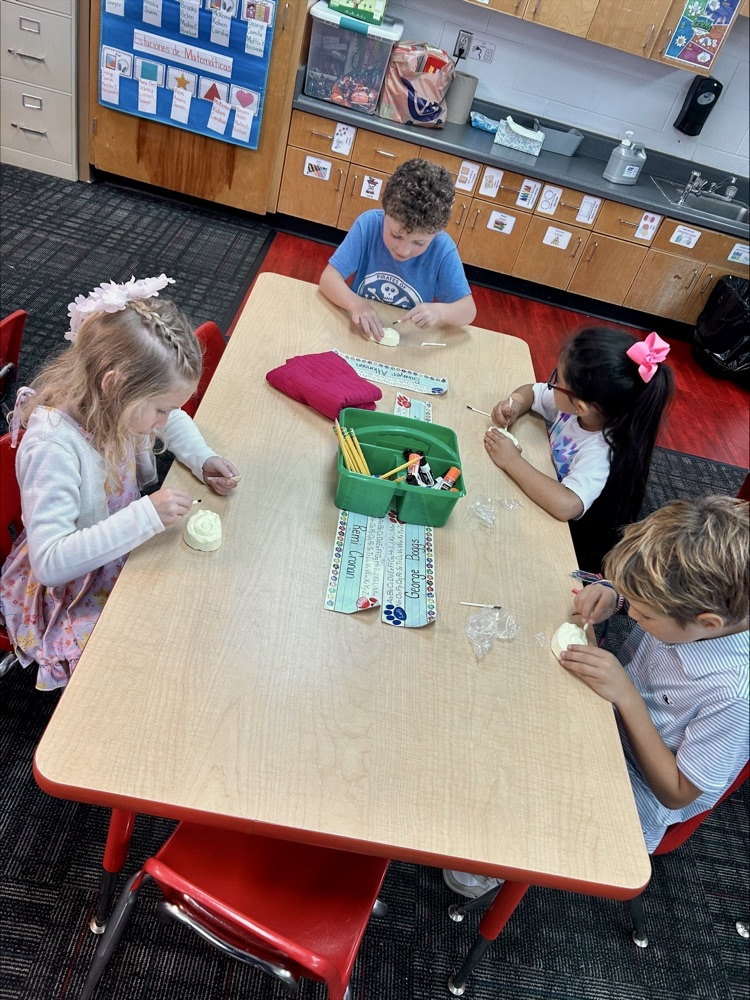 Students brushing their fossils 