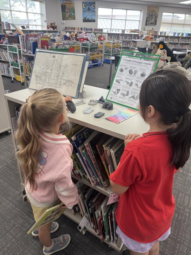kindergarten students with fossils 