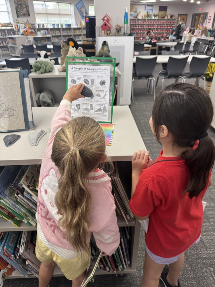 kindergarten students with fossils 