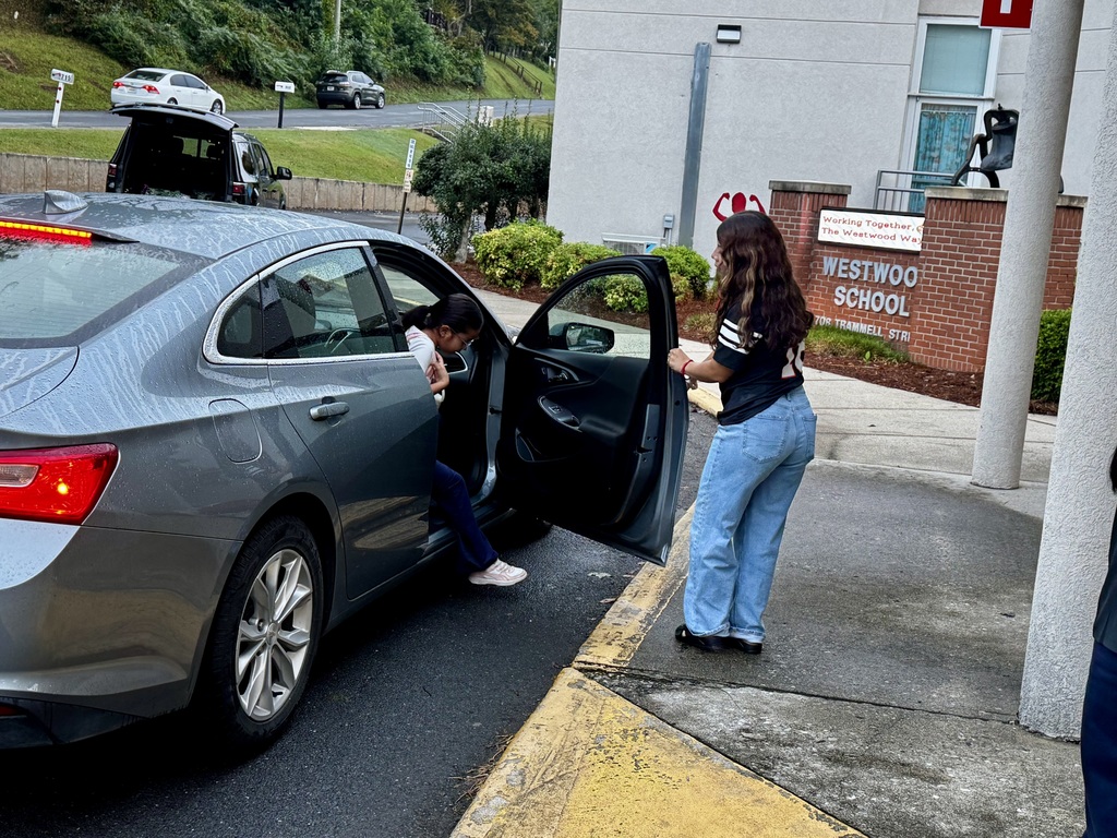 The Dalton Academy flag football team recently visited Westwood School to greet students with smiles, open car doors, and wish them a fantastic day of learning. Thank you, Pumas, for spreading positivity and showing what it means to lead with kindness!