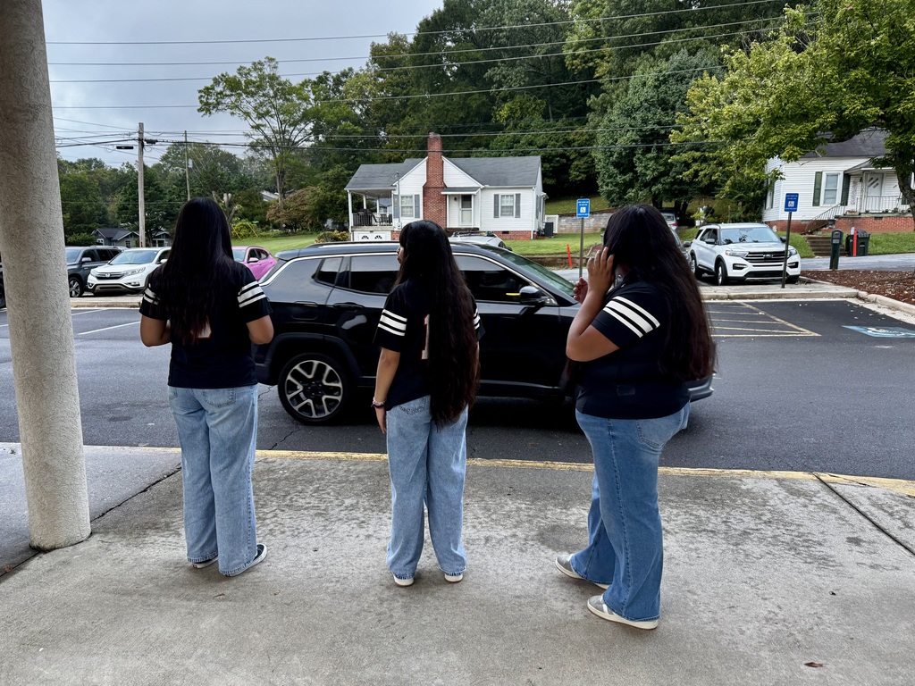 The Dalton Academy flag football team recently visited Westwood School to greet students with smiles, open car doors, and wish them a fantastic day of learning. Thank you, Pumas, for spreading positivity and showing what it means to lead with kindness!