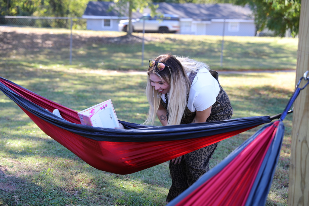 Roan School’s Media Specialist, Mrs. Emily Elliott, created a unique reading experience for her students through a PAGE grant-funded hammock garden. Students are now enjoying books and fresh air in this relaxing outdoor space. 🍁📚