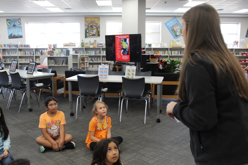 students in library 