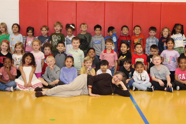 A picture of Carmen Deedy with kindergarten 