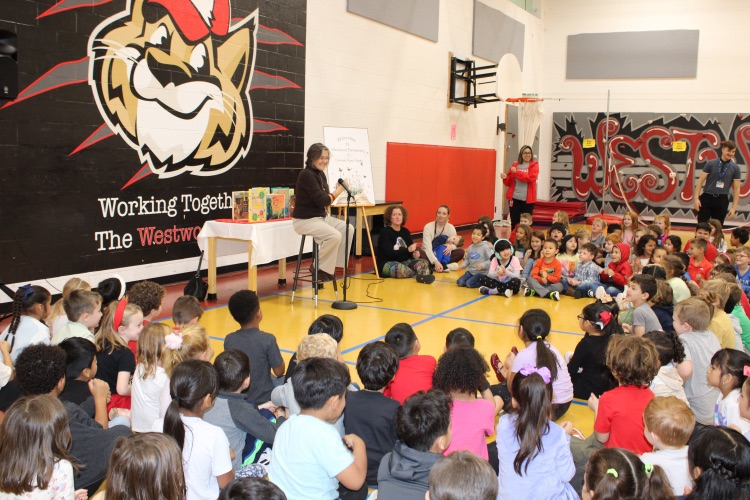 Carmen Deedy talking to students 