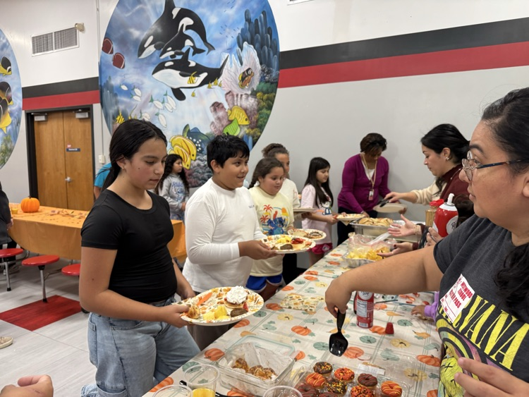 Students going through the serving line 