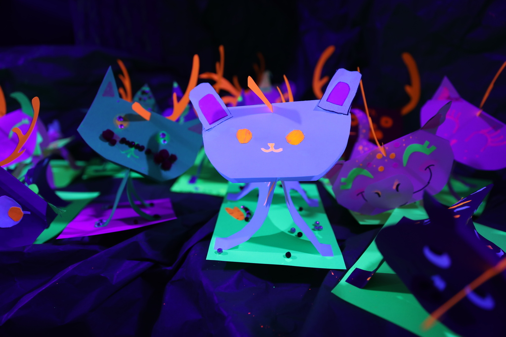 Park Creek School was excited to bring a glow room to life! Their glow room came alive with Grinch-inspired color and creativity. Even the Grinch couldn’t steal the glow! This creative experience was led by art teacher Adam Sanford, whose vision truly made the room shine. ✨🎄