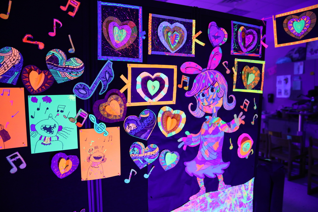 Park Creek School was excited to bring a glow room to life! Their glow room came alive with Grinch-inspired color and creativity. Even the Grinch couldn’t steal the glow! This creative experience was led by art teacher Adam Sanford, whose vision truly made the room shine. ✨🎄