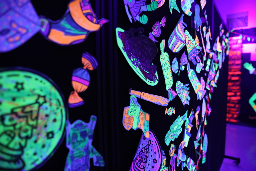 Park Creek School was excited to bring a glow room to life! Their glow room came alive with Grinch-inspired color and creativity. Even the Grinch couldn’t steal the glow! This creative experience was led by art teacher Adam Sanford, whose vision truly made the room shine. ✨🎄