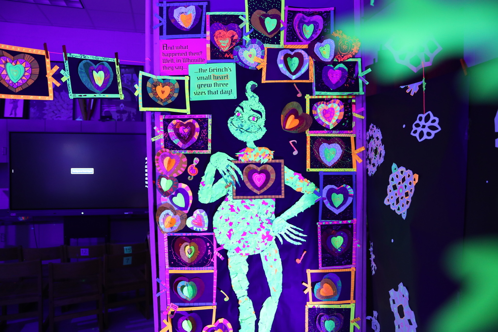 Park Creek School was excited to bring a glow room to life! Their glow room came alive with Grinch-inspired color and creativity. Even the Grinch couldn’t steal the glow! This creative experience was led by art teacher Adam Sanford, whose vision truly made the room shine. ✨🎄