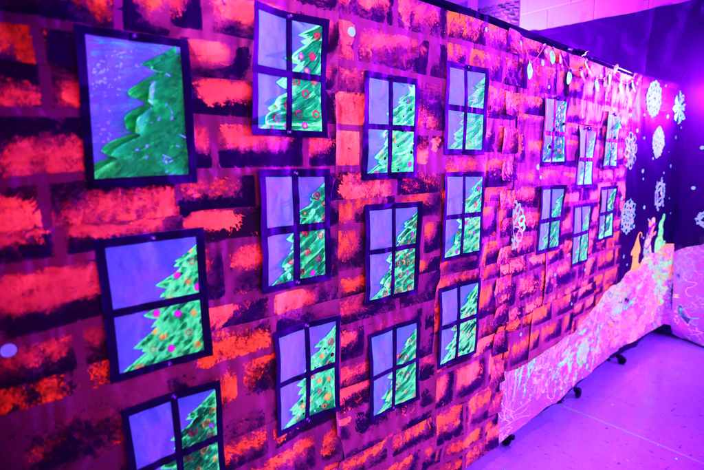 Park Creek School was excited to bring a glow room to life! Their glow room came alive with Grinch-inspired color and creativity. Even the Grinch couldnāt steal the glow! This creative experience was led by art teacher Adam Sanford, whose vision truly made the room shine. āØš