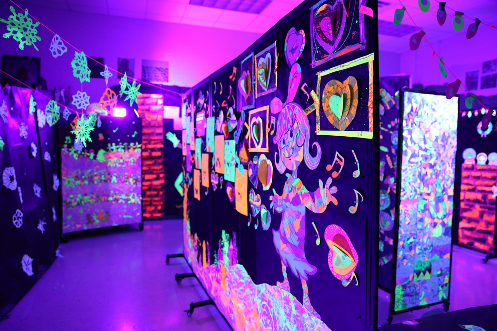 Park Creek School was excited to bring a glow room to life! Their glow room came alive with Grinch-inspired color and creativity. Even the Grinch couldnāt steal the glow! This creative experience was led by art teacher Adam Sanford, whose vision truly made the room shine. āØš