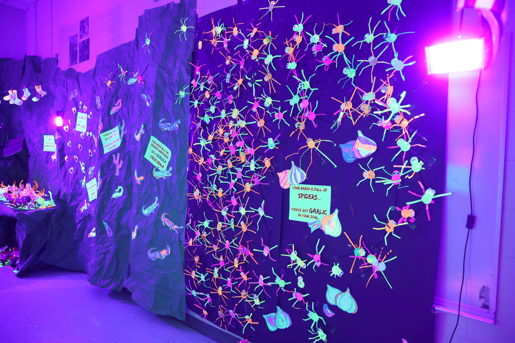 Park Creek School was excited to bring a glow room to life! Their glow room came alive with Grinch-inspired color and creativity. Even the Grinch couldnāt steal the glow! This creative experience was led by art teacher Adam Sanford, whose vision truly made the room shine. āØš