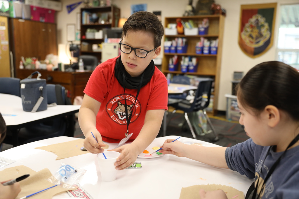 Today, Roan School hosted its annual RED (Roan Exploration and Discover) Day, featuring exciting fine arts lessons and activities in a conference-style setting!   Students enjoyed drama exercises with the Dalton High School Players, puppetry with the Dalton Whitfield Public Library, pixel art, cooking, barbering, ballet, and learning about the art of emergency care with EMS staff and SRO Ruiz—and that was just the beginning!   With many more hands-on sessions led by teachers and community partners, RED Day was packed with creativity, exploration, and fun!