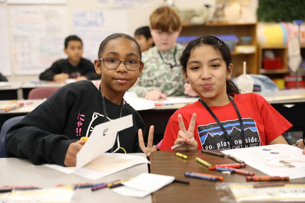 Today, Roan School hosted its annual RED (Roan Exploration and Discover) Day, featuring exciting fine arts lessons and activities in a conference-style setting!   Students enjoyed drama exercises with the Dalton High School Players, puppetry with the Dalton Whitfield Public Library, pixel art, cooking, barbering, ballet, and learning about the art of emergency care with EMS staff and SRO Ruiz—and that was just the beginning!   With many more hands-on sessions led by teachers and community partners, RED Day was packed with creativity, exploration, and fun!