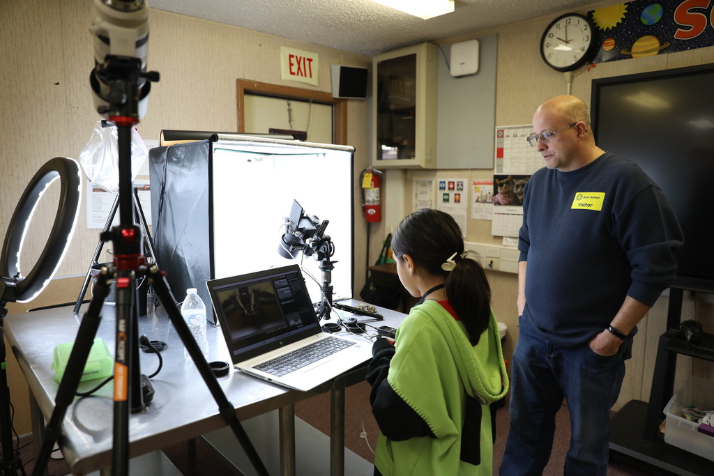 Today, Roan School hosted its annual RED (Roan Exploration and Discover) Day, featuring exciting fine arts lessons and activities in a conference-style setting!   Students enjoyed drama exercises with the Dalton High School Players, puppetry with the Dalton Whitfield Public Library, pixel art, cooking, barbering, ballet, and learning about the art of emergency care with EMS staff and SRO Ruiz—and that was just the beginning!   With many more hands-on sessions led by teachers and community partners, RED Day was packed with creativity, exploration, and fun!