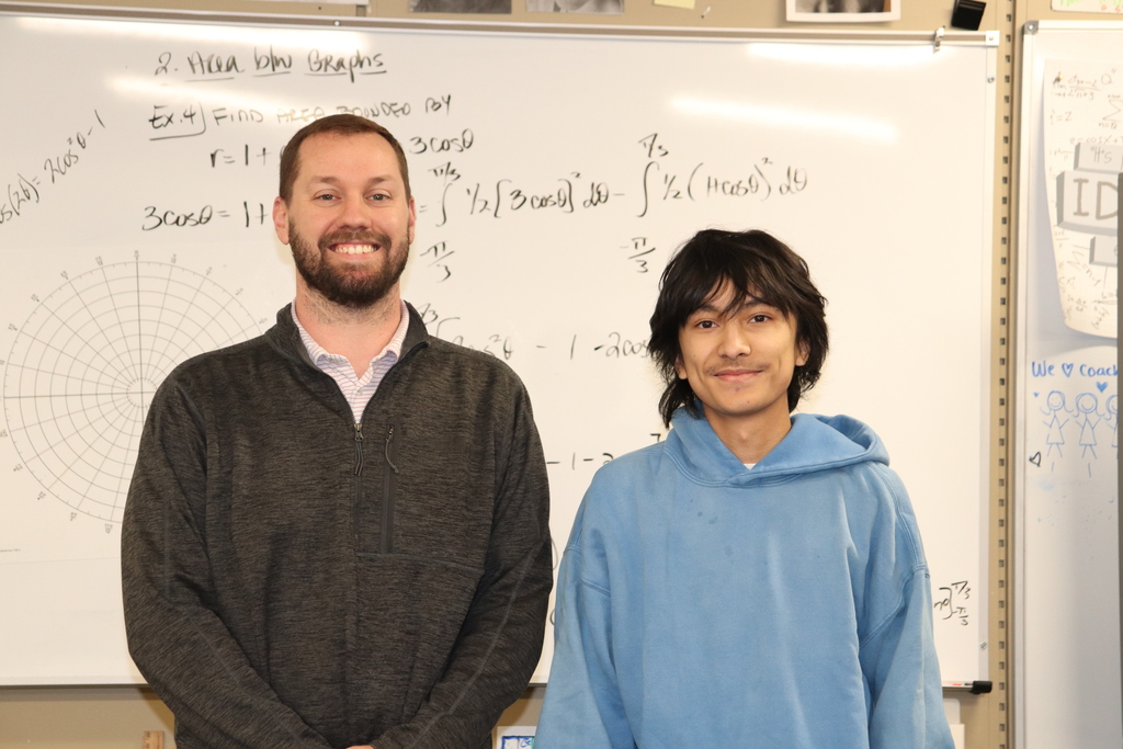Buenos días, Muchas gracias por su interés en nuestro distrito escolar! Nuestra feria de reclutamiento está principalmente dirigida a maestros y asistentes de maestros, y ambas posiciones requieren diploma de secundaria o preparatoria. Tambien tenemos puestos de asistente de nutrición en la cafetería, personal de limpieza y personal para los autobuses, pero estos se manejan a través de agencias externas. Le recomendamos que se comunique directamente con las agencias y les haga saber que está interesada en aplicar. Allí le informarán sobre los requisitos de cada puesto y el salario. 