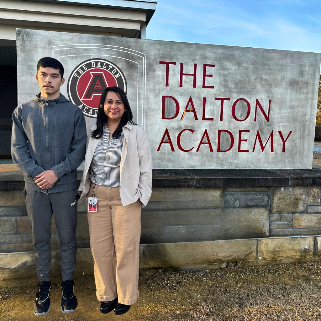 Buenos días, Muchas gracias por su interés en nuestro distrito escolar! Nuestra feria de reclutamiento está principalmente dirigida a maestros y asistentes de maestros, y ambas posiciones requieren diploma de secundaria o preparatoria. Tambien tenemos puestos de asistente de nutrición en la cafetería, personal de limpieza y personal para los autobuses, pero estos se manejan a través de agencias externas. Le recomendamos que se comunique directamente con las agencias y les haga saber que está interesada en aplicar. Allí le informarán sobre los requisitos de cada puesto y el salario. 