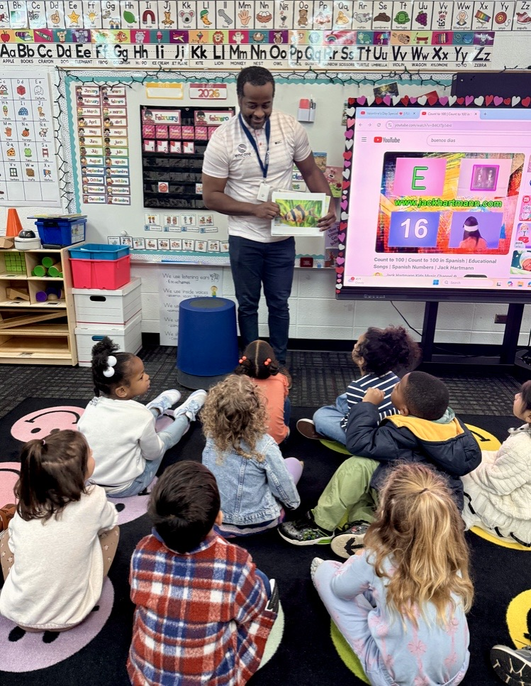 Mr. Hart reading to PreK students 