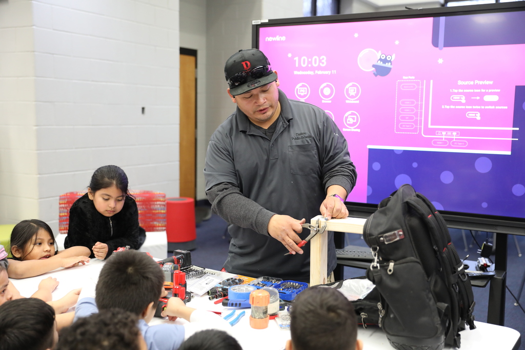 Blue Ridge School was buzzing with excitement as they welcomed local volunteers for an inspiring Career Day!  From hands-on activities to engaging conversations, these students had a blast exploring different career paths and learning from real-world professionals.   A huge thank you to our community partners for making the day so meaningful and fun for our students! #DaltonPublicSchools #LearnLeadSucceed