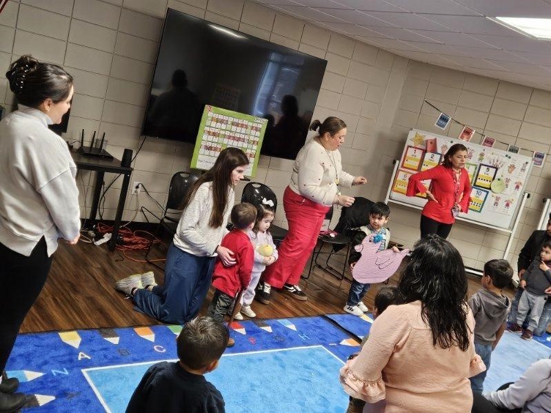 Last Wednesday, the Little Cats program hosted its first Pop-Up Class at the Beechland Resource Center, welcoming 17 future Little Cats students and their families!