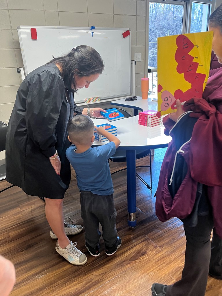 Last Wednesday, the Little Cats program hosted its first Pop-Up Class at the Beechland Resource Center, welcoming 17 future Little Cats students and their families!