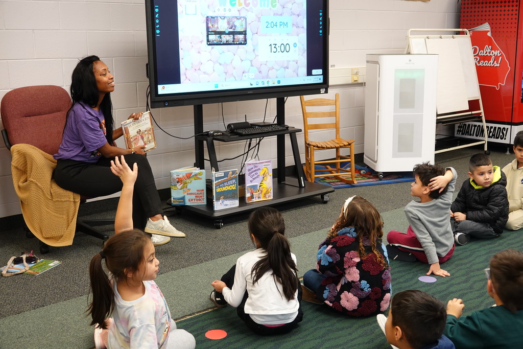 Park Creek School was proud to welcome members of our community into their classrooms to read with students in celebration of Black History Month! 📚✨ Thank you to everyone who took the time to share powerful stories, meaningful conversations, and your love of reading with our students. Your presence made a lasting impact and helped bring history to life in such a special way. We are so grateful for your partnership and support!