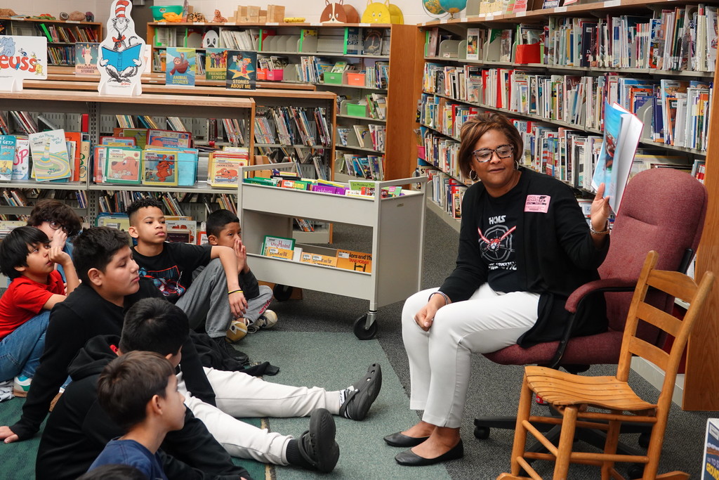 Park Creek School was proud to welcome members of our community into their classrooms to read with students in celebration of Black History Month! 📚✨ Thank you to everyone who took the time to share powerful stories, meaningful conversations, and your love of reading with our students. Your presence made a lasting impact and helped bring history to life in such a special way. We are so grateful for your partnership and support!