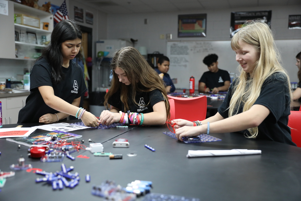Park Creek School STEM Explorers had an amazing time visiting The Dalton Academy! 🔬✨ Students participated in a variety of engaging, hands-on STEM activities—many of which were created and led by Academy students. It was a fantastic day of collaboration, creativity, and learning in action. We love seeing our future innovators inspiring one another!