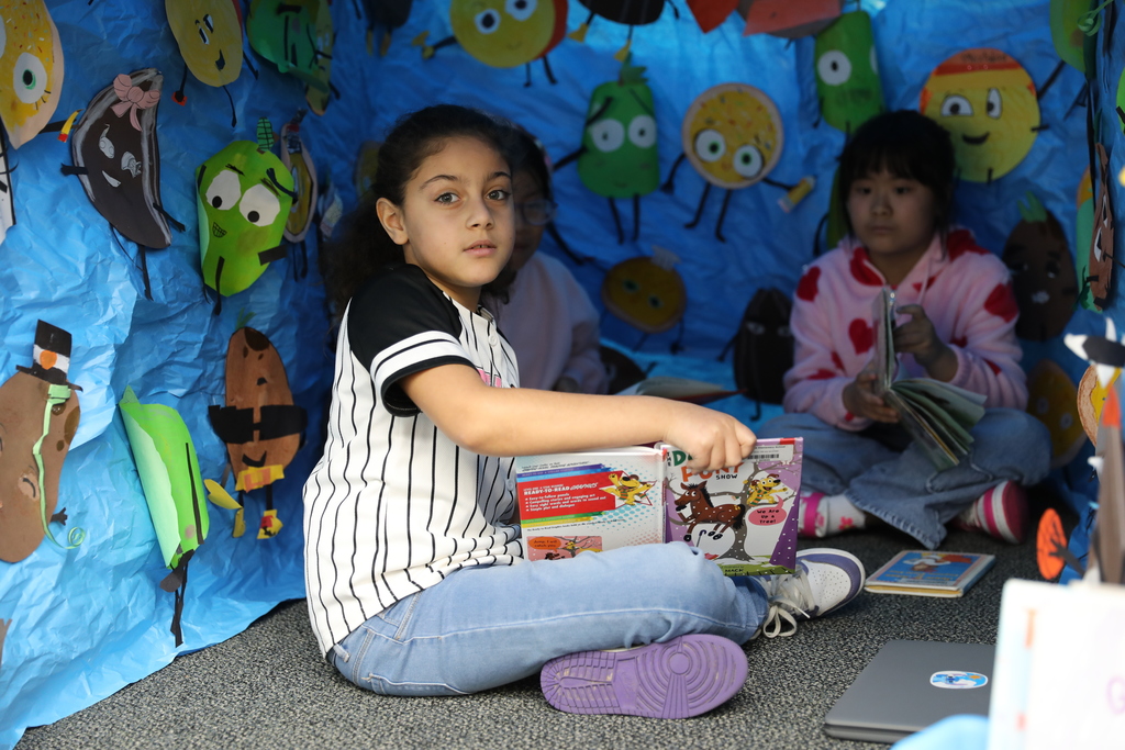 At Park Creek School, students are celebrating Read Across America Week in the most imaginative way! 📚  Art Teacher Adam Sanford teamed up with Media Specialist Hannah Higgins to transform the media center into cozy “book caves” designed and created by students. Each grade level selected a book theme, and during art class, students brought their caves to life with creative interiors inspired by their chosen stories.  To complete the experience, themed books were placed inside each cave, giving students the perfect spot to dive into a new adventure and celebrate the joy of reading!