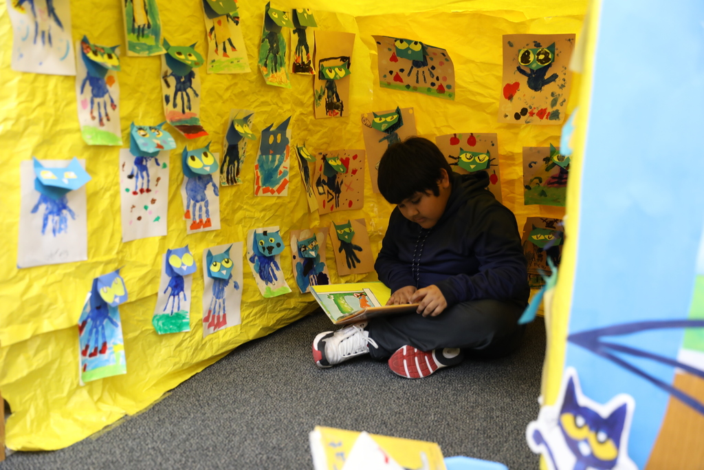 At Park Creek School, students are celebrating Read Across America Week in the most imaginative way! 📚  Art Teacher Adam Sanford teamed up with Media Specialist Hannah Higgins to transform the media center into cozy “book caves” designed and created by students. Each grade level selected a book theme, and during art class, students brought their caves to life with creative interiors inspired by their chosen stories.  To complete the experience, themed books were placed inside each cave, giving students the perfect spot to dive into a new adventure and celebrate the joy of reading!