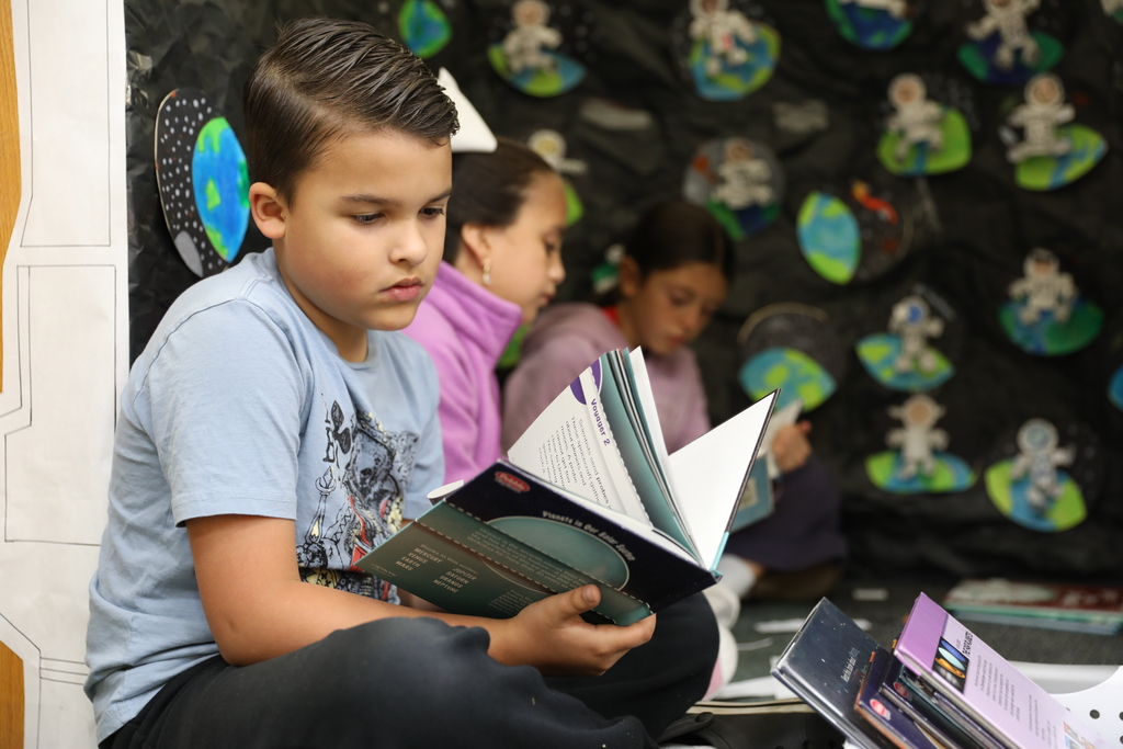 At Park Creek School, students are celebrating Read Across America Week in the most imaginative way! 📚  Art Teacher Adam Sanford teamed up with Media Specialist Hannah Higgins to transform the media center into cozy “book caves” designed and created by students. Each grade level selected a book theme, and during art class, students brought their caves to life with creative interiors inspired by their chosen stories.  To complete the experience, themed books were placed inside each cave, giving students the perfect spot to dive into a new adventure and celebrate the joy of reading!