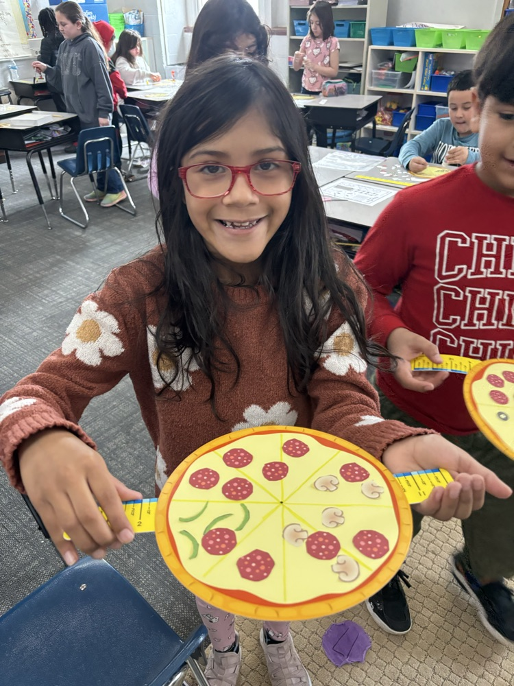 students with pizza photo 