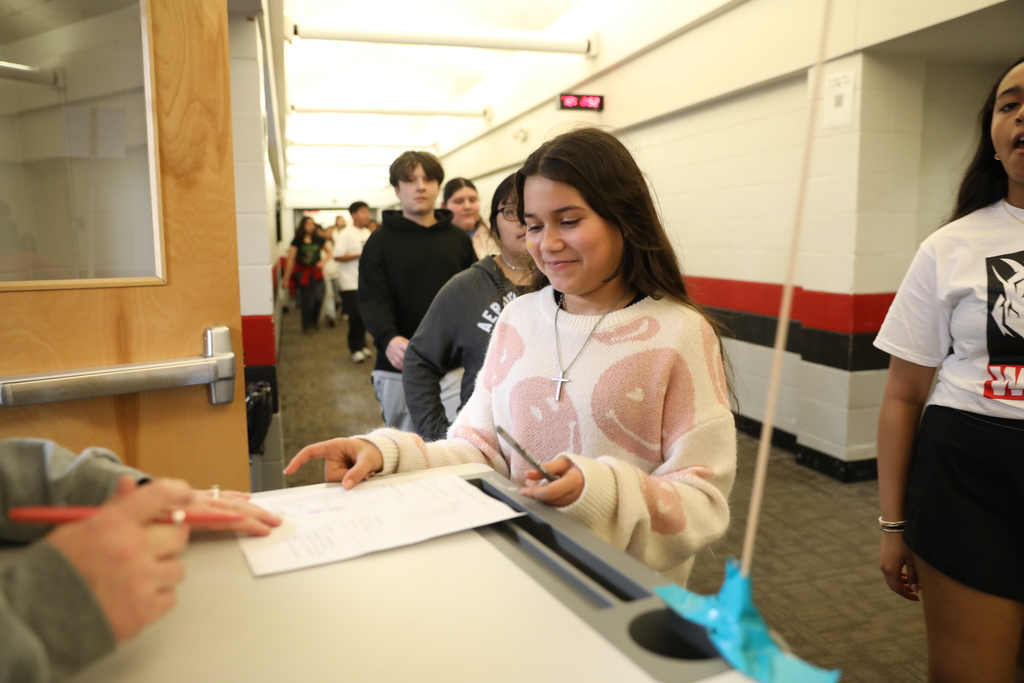 Hammond Creek Middle School Tigers recently made the trip to Dalton Junior High School for their exciting Tiger Pounce transition event! Students were welcomed by DJHS administrators and counselors, learned what makes Dalton Junior High unique, and tested their knowledge with some fun trivia.  Students also participated in Cougar Quest, exploring the campus, meeting staff, and getting a preview of life at DJHS. The afternoon wrapped up with a celebration of DJHS's Wooo Culture, a chance for students to ask questions, and of course — popsicles before heading back!  Dalton Junior High School  loved having their future Cougars on campus and can’t wait to welcome them in the fall!
